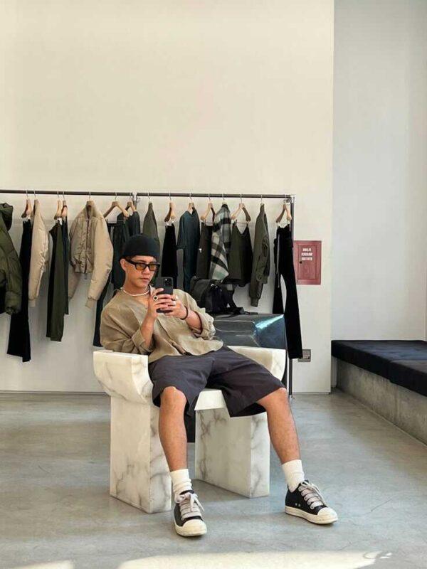 Phối đồ với giày Rick Owens cổ thấp với quần Short tây và áo sơ mi