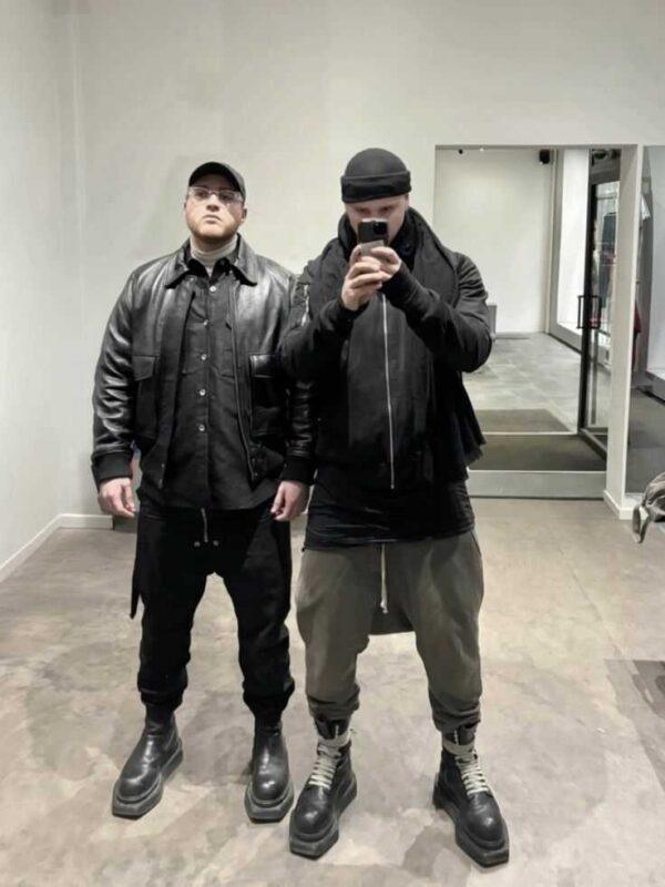 Phối đồ với giày Rick Owens bản da cao cổ với quần Kaki và áo khoác da tông màu tối