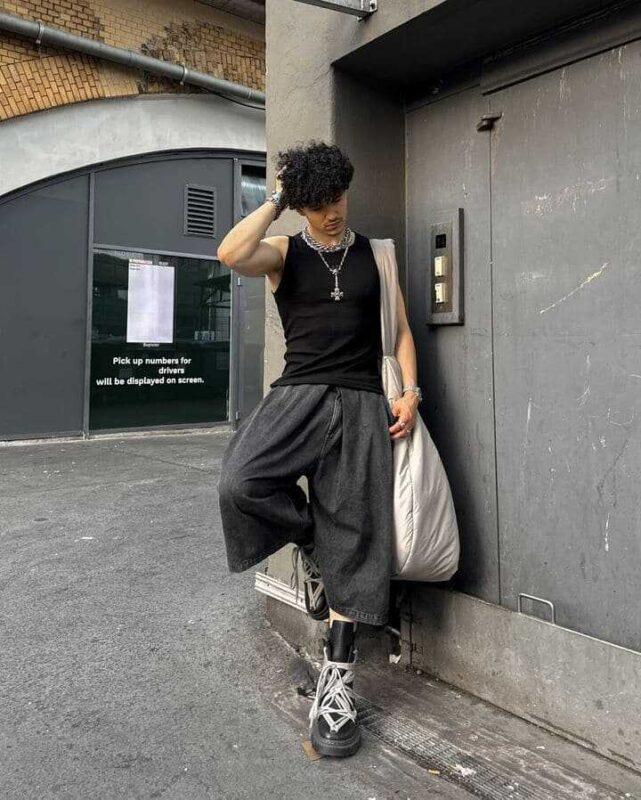 Phối Dr Martens x Rick Owens 1460 DMXL Megalace với quần Jean lửng và áo Tank Top