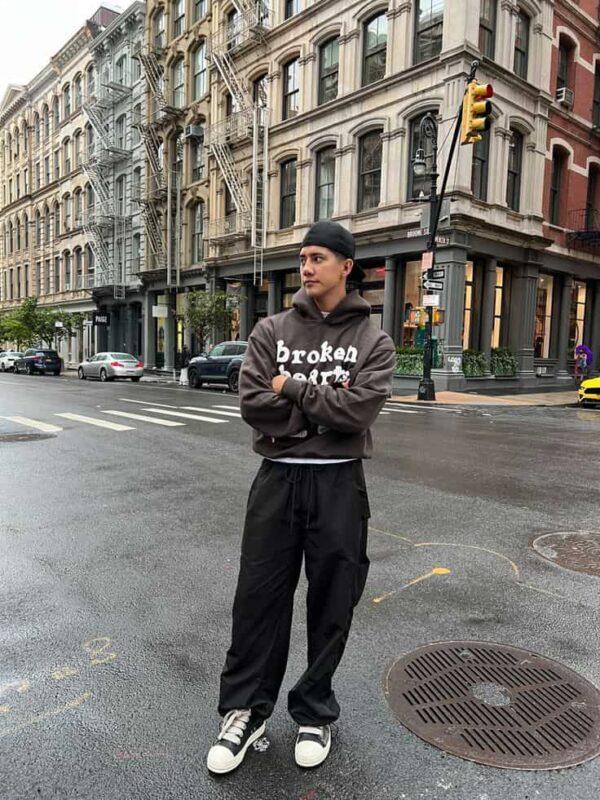 Phối đồ với giày Rick Owens cho nam với quần Jean đen và áo Hoodie