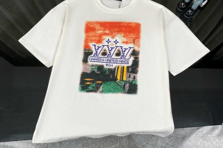 Áo Thun LV Embellished Graphic Cotton T-Shirt Vers United Since 1854
