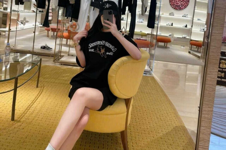 Áo Thun LV Embroidered Cotton T-Shirt Jumping Dog Black