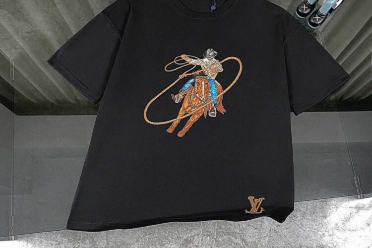 Áo Thun LV Graphic Embroidered Cowboy Cotton T-Shirt Black đen