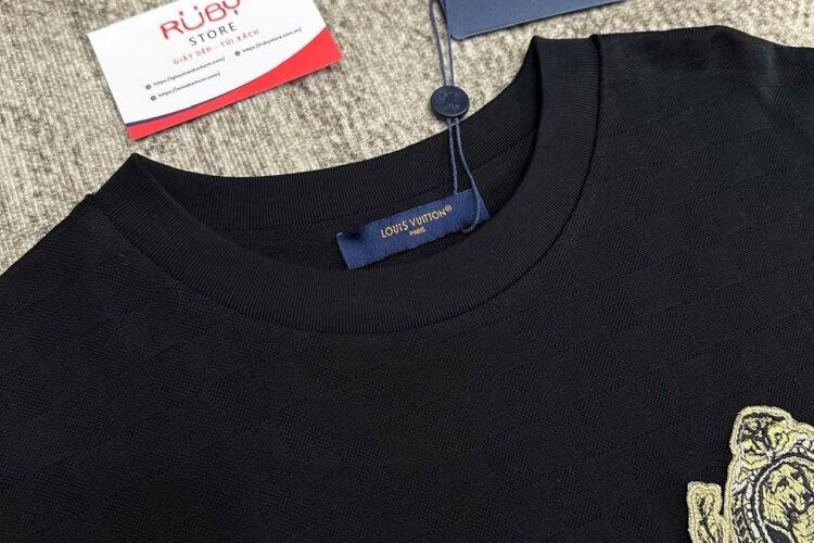 Áo Thun LV Signature Patch Cotton T-Shirt Black Damier Westminster Dog Đen Best Quality - Ảnh 4