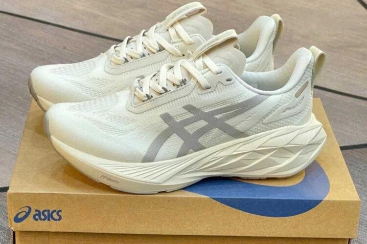 Giày Asics Novablast 4 Le Birch Moonrock Trắng kem Bạc