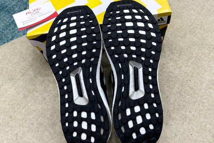 Giày UltraBoost 4.0 Show Your Stripes đen sọc trắng