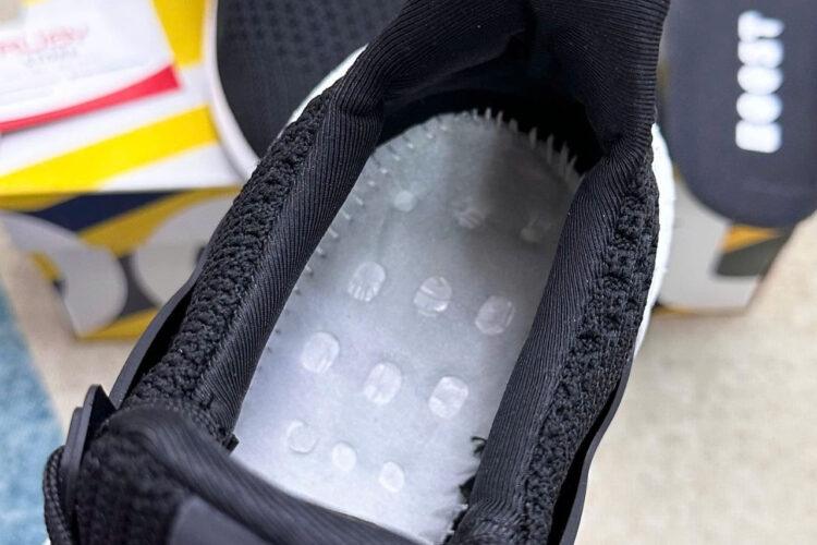 Giày UltraBoost 4.0 Show Your Stripes đen sọc trắng