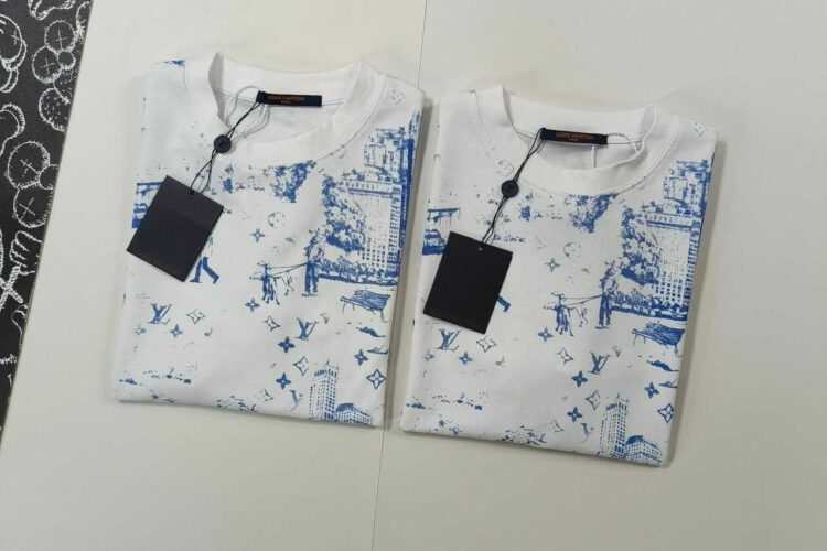 Áo Thun LV Printed Cotton Pique T-Shirt Monogram City Walk Trắng Xanh Dương