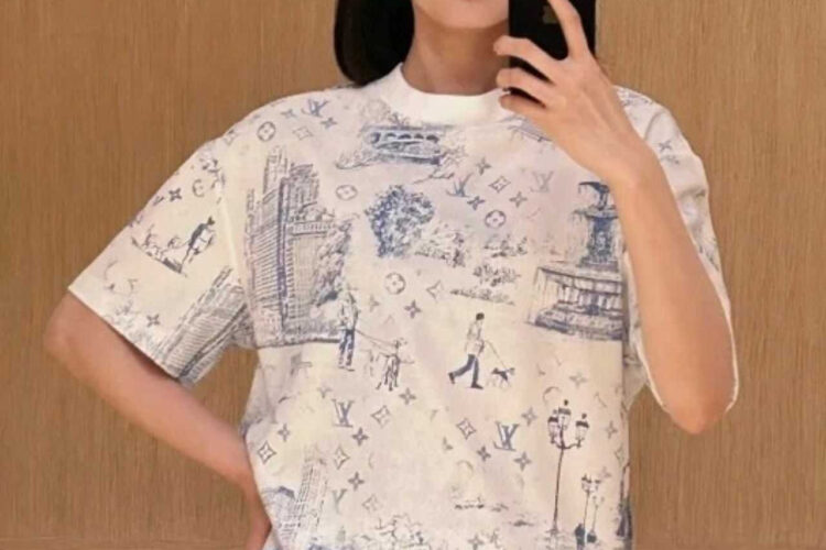 Áo Thun LV Printed Cotton Pique T-Shirt Monogram City Walk Trắng Xanh Dương