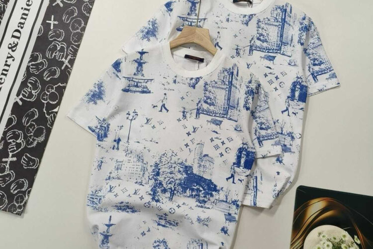 Áo Thun LV Printed Cotton Pique T-Shirt Monogram City Walk Trắng Xanh Dương