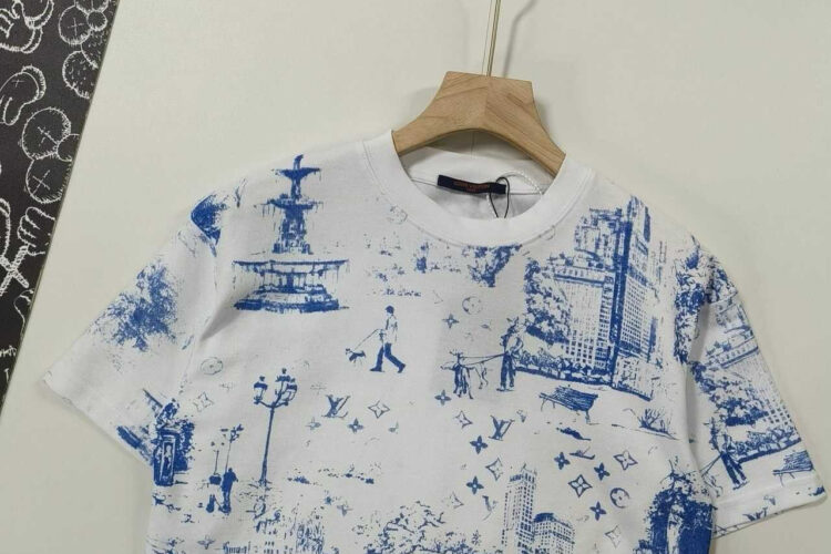 Áo Thun LV Printed Cotton Pique T-Shirt Monogram City Walk Trắng Xanh Dương