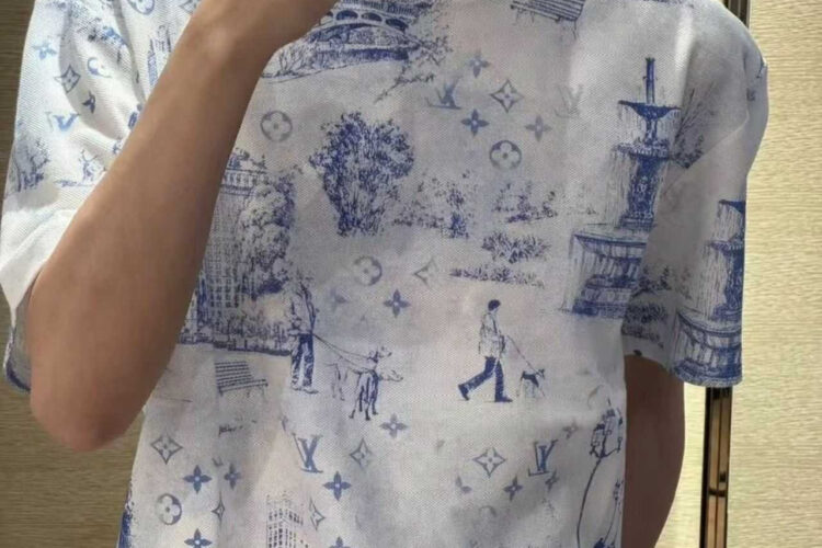 Áo Thun LV Printed Cotton Pique T-Shirt Monogram City Walk Trắng Xanh Dương