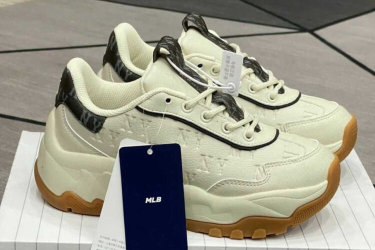 Giày MLB BigBall Chunky Embo Mono New York Yankees Ivory Kem Đen