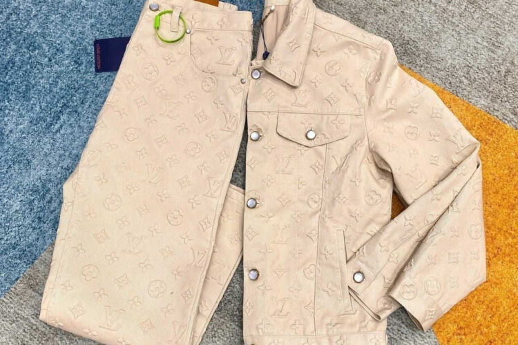 áo LV Monogram Embossed Denim Jacket Ivory màu be