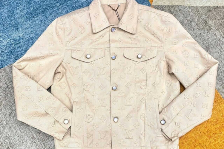 áo LV Monogram Embossed Denim Jacket Ivory màu be