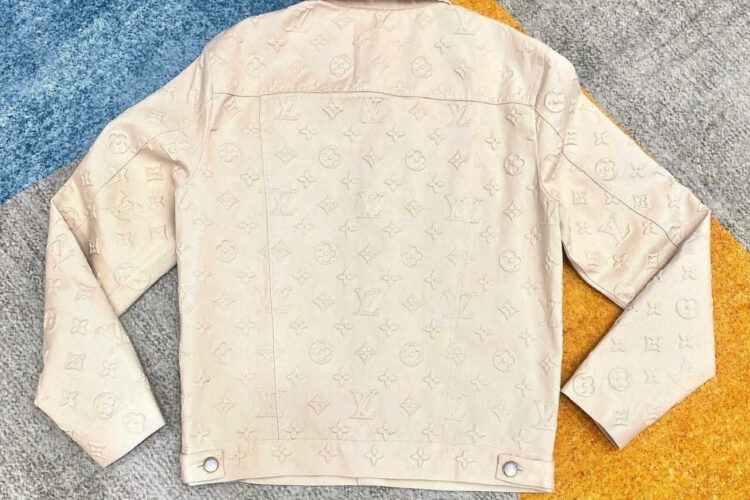 áo LV Monogram Embossed Denim Jacket Ivory màu be
