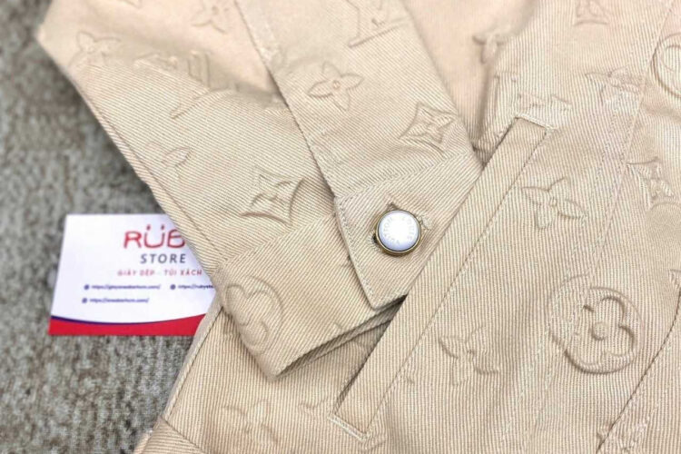 áo LV Monogram Embossed Denim Jacket Ivory màu be