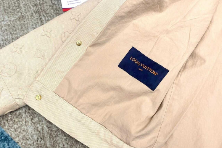 áo LV Monogram Embossed Denim Jacket Ivory màu be