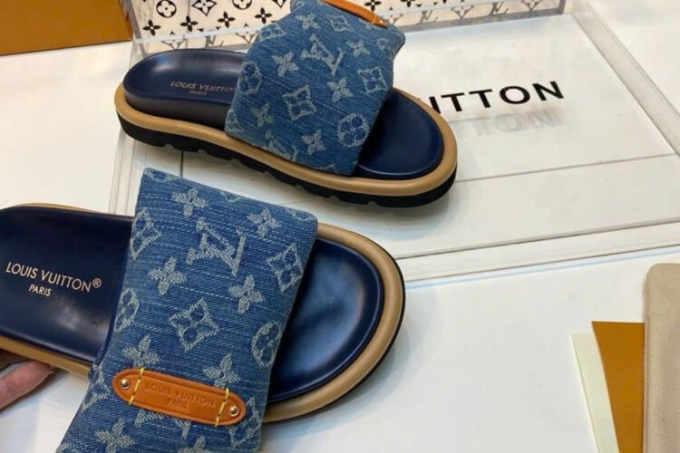 Dép LV Pool Pillow Flat Comfort Mule Denim Blue Monogram Màu Xanh