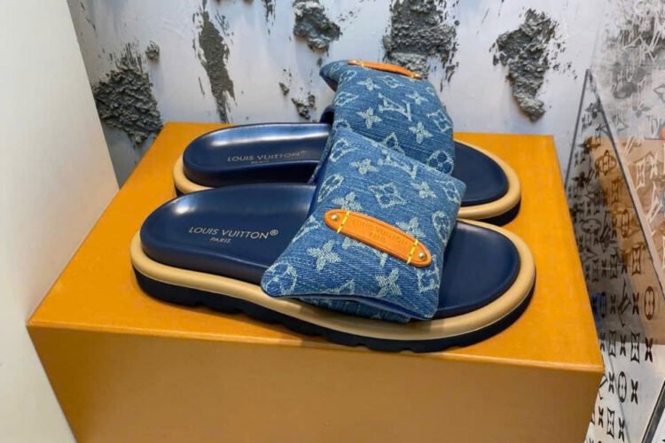 Dép LV Pool Pillow Flat Comfort Mule Denim Blue Monogram Màu Xanh