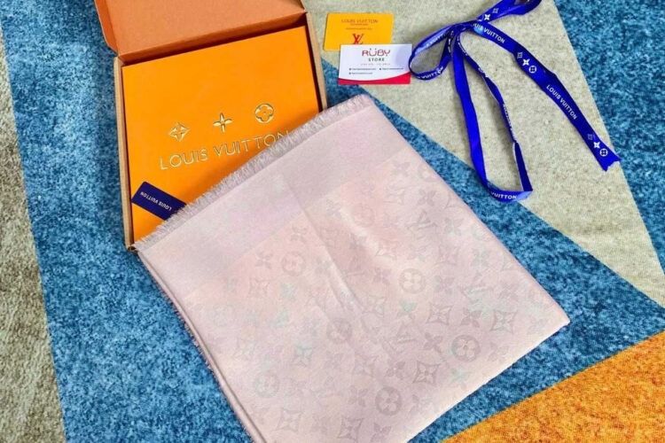 Khăn lụa LV Silk and Wool Shawl Pearl Pink Monogram hồng
