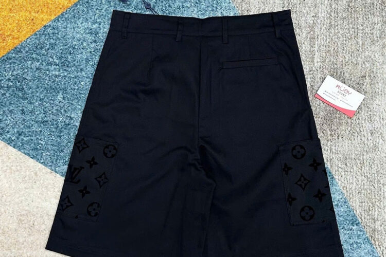 Quần Short LV Flocked Cotton Cargo 1AFQXO Màu đen