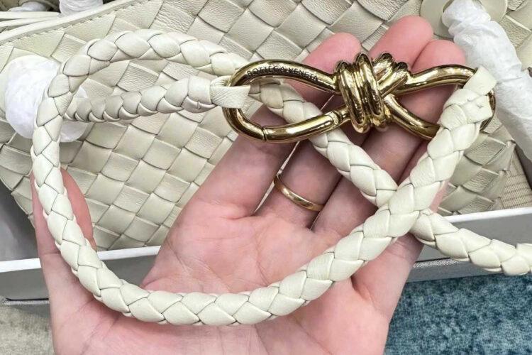 Túi Botega Veneta Small Andiamo Intrecciato Lambskin Size 25 Màu Kem