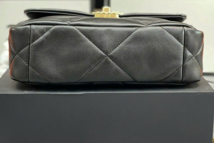 Túi CN 19 Flap Bag Black Lambskin 26CM Màu đen