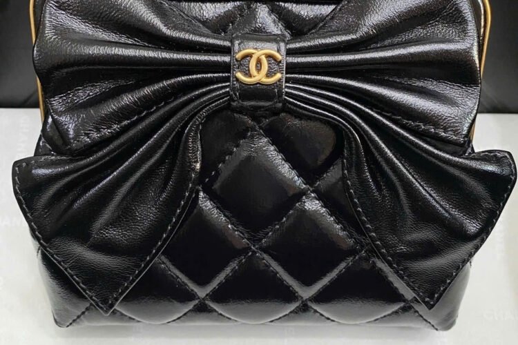 Túi CN Mini Clutch With Bow Crossbody Black Shiny Black Patent Crumpled
