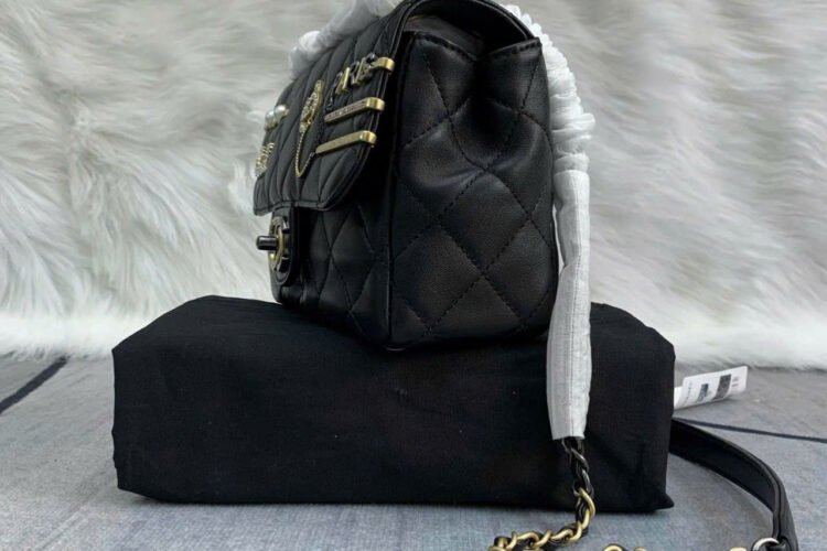 Túi CN Pearls Charms Small Flap Bag Black Lambskin Màu đen 22CM