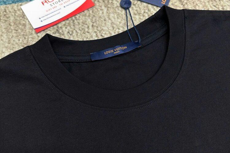Áo Thun LV Iridescent LV Vers T-Shirt 1AGTSD Màu Đen