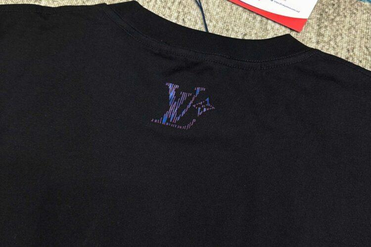 Áo Thun LV Iridescent LV Vers T-Shirt 1AGTSD Màu Đen