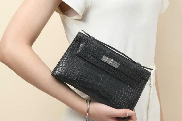 Túi Hermes Kelly Pochette 22 Noir Matte Crocodile PHW May Tay