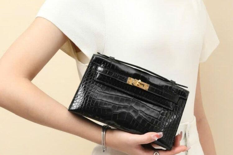 Túi Hermes Kelly Pochette 22 Noir Shiny Alligator GHW May Tay