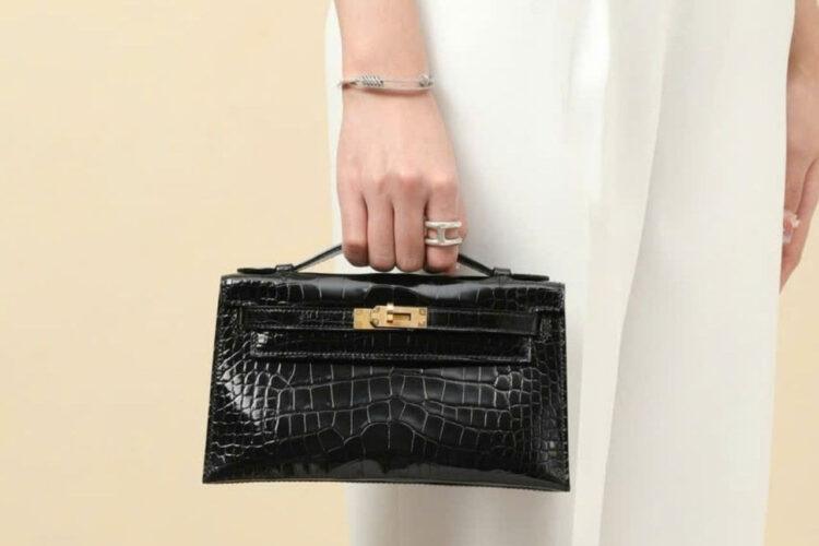 Túi Hermes Kelly Pochette 22 Noir Shiny Alligator GHW May Tay