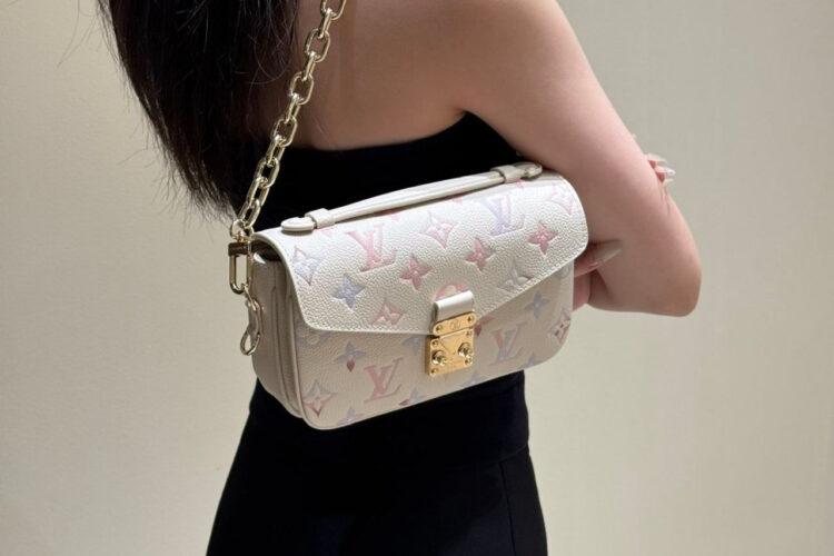Túi LV Pochette Métis East West Monogram Empreinte M25682 Màu Kem