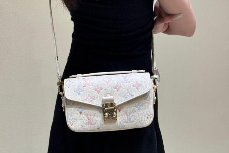 Túi LV Pochette Métis East West Monogram Empreinte M25682 Màu Kem