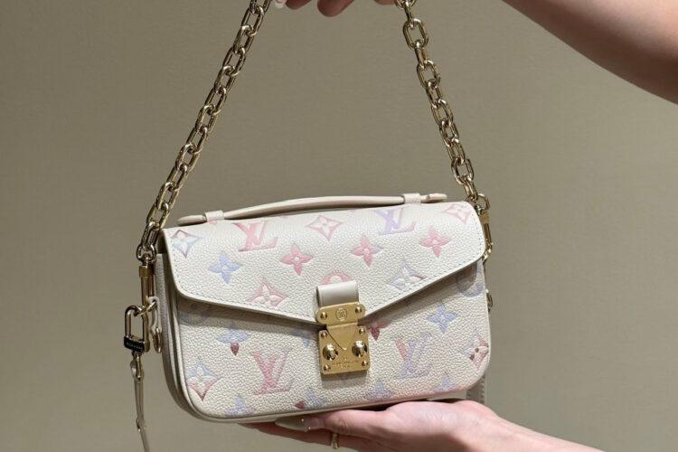 Túi LV Pochette Métis East West Monogram Empreinte M25682 Màu Kem