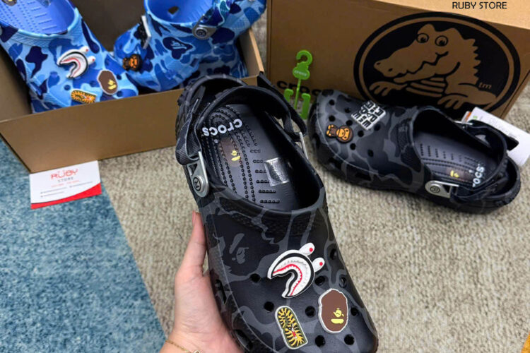 Hình ảnh thực tế dôi dép Crocs x Bape màu đen Rep 1 1