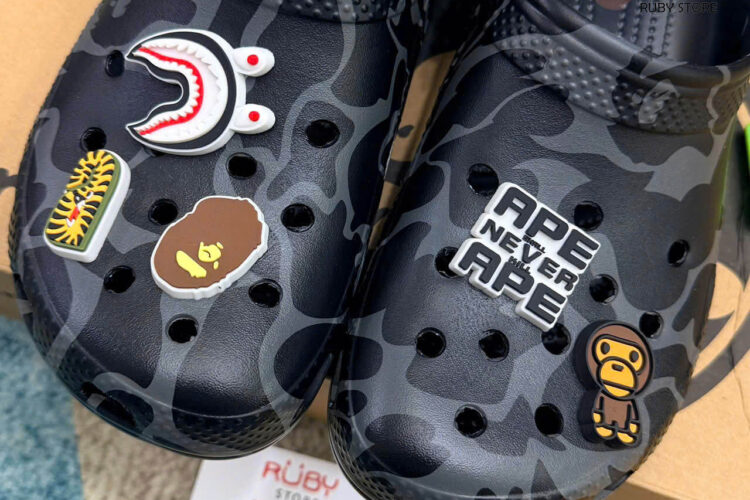 Hình ảnh thực tế dôi dép Crocs x Bape màu đen Rep 1 1