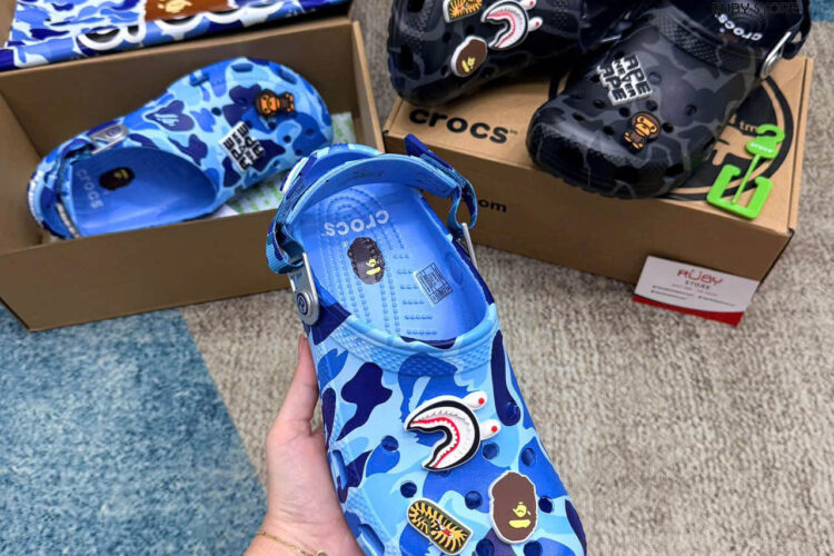 Hình ảnh thực tế dôi dép Crocs x Bape màu xanh dương Rep 1 1
