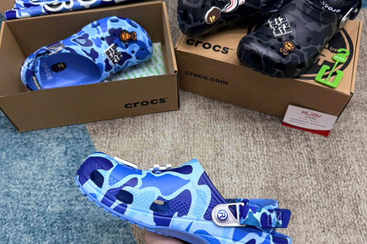 Hình ảnh thực tế dôi dép Crocs x Bape màu xanh dương Rep 1 1