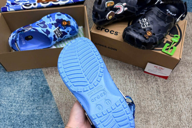 Hình ảnh thực tế dôi dép Crocs x Bape màu xanh dương Rep 1 1