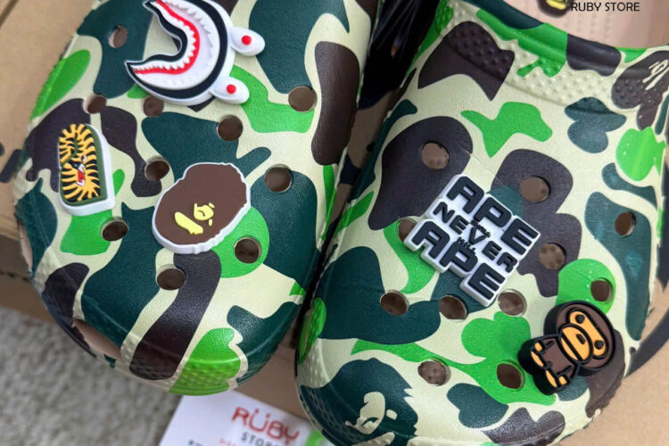 Hình ảnh thực tế dôi dép Crocs x Bape màu xanh Rep 1 1