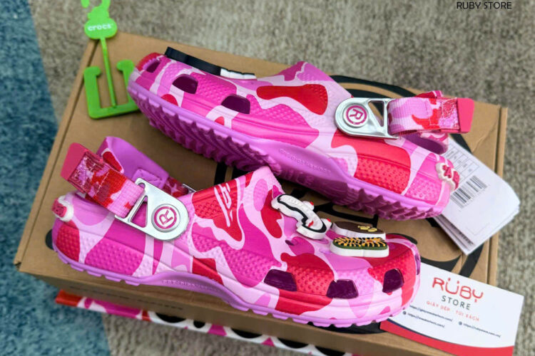 Hình ảnh thực tế dôi dép Crocs x Bape màu hồng Rep 1 1