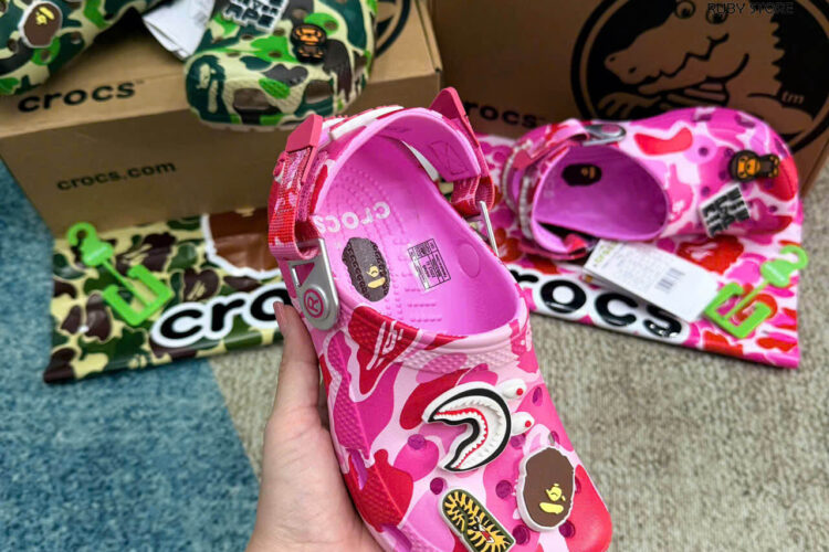 Hình ảnh thực tế dôi dép Crocs x Bape màu hồng Rep 1 1