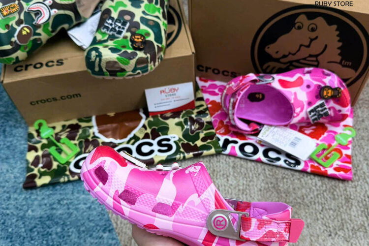 Hình ảnh thực tế dôi dép Crocs x Bape màu hồng Rep 1 1