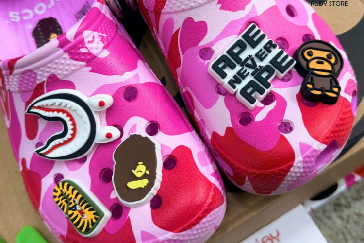 Hình ảnh thực tế dôi dép Crocs x Bape màu hồng Rep 1 1