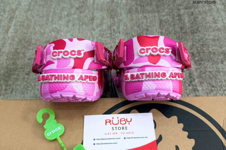 Hình ảnh thực tế dôi dép Crocs x Bape màu hồng Rep 1 1