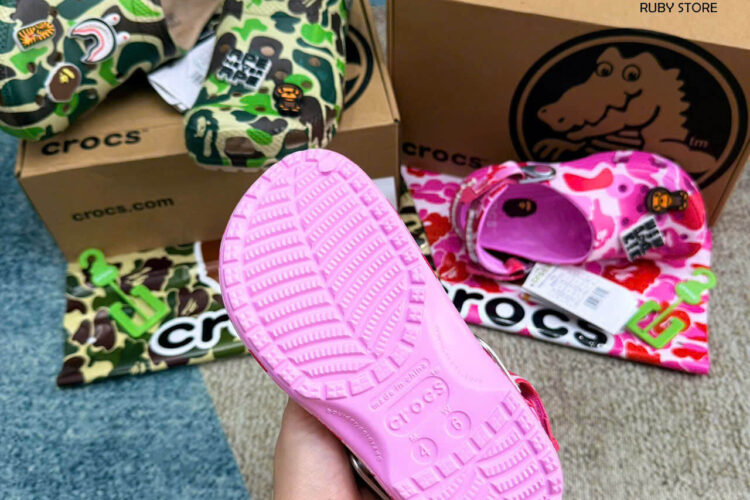 Hình ảnh thực tế dôi dép Crocs x Bape màu hồng Rep 1 1